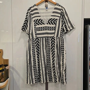 Old Navy Black  and White V-Neck Short Sleeve Sundress